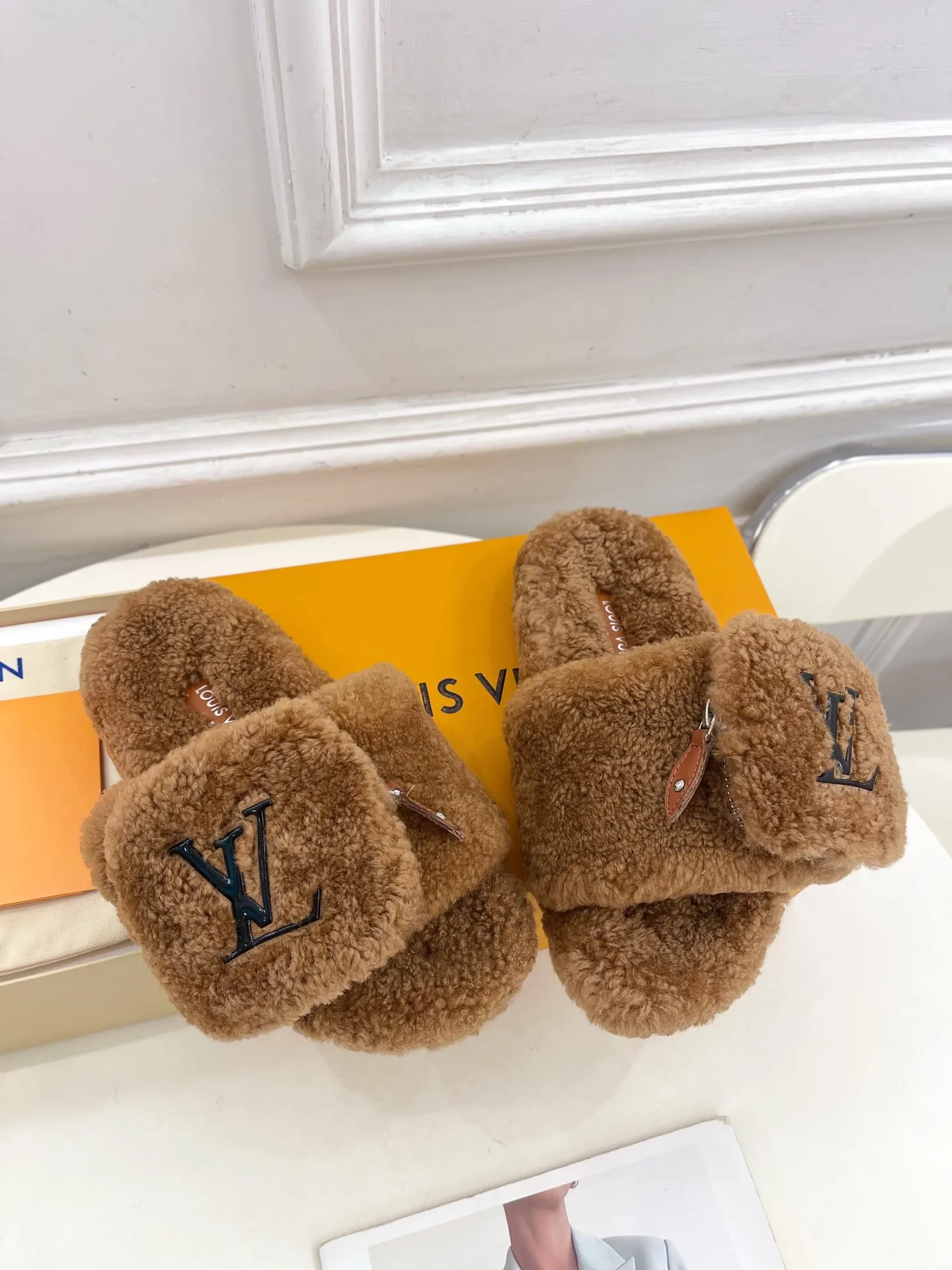 👟👟Ex-factory price 480👟👟 | Louis Vuitton 25𝐬𝐬 🧡💚2025 spring and summer new style top version⚠️ The counter features the latest LV wallet fur slippers, new hard goods🆕 ❥BS purchasing level! Full of high-end feel! A popular model among bloggers at home and abroad, it’s retro and fashionable and looks amazing on your feet! Mainly recommended model on the official website★ ━━━━━ ЅᏇєєt ━━━━━ ▪️Upper: Original custom-made wool ▪️Lining: imported goat hair lining ▪️Outsole: Original custom-made non-slip outsole ▪️Heel height: flat ▪️Shoe size: 35-39 (40.41.42 customization is not returnable)